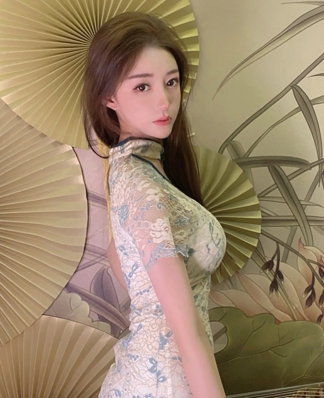 【吃瓜福利】“优雅女神”何筱薇，凹凸身材、热辣旗袍写真！ - 吃瓜网